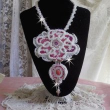 Plastron Chloé brodé avec une dentelle de perles tout en finesse, des cristaux de Swarovski, des perles nacrées et des rocailles Miyuki